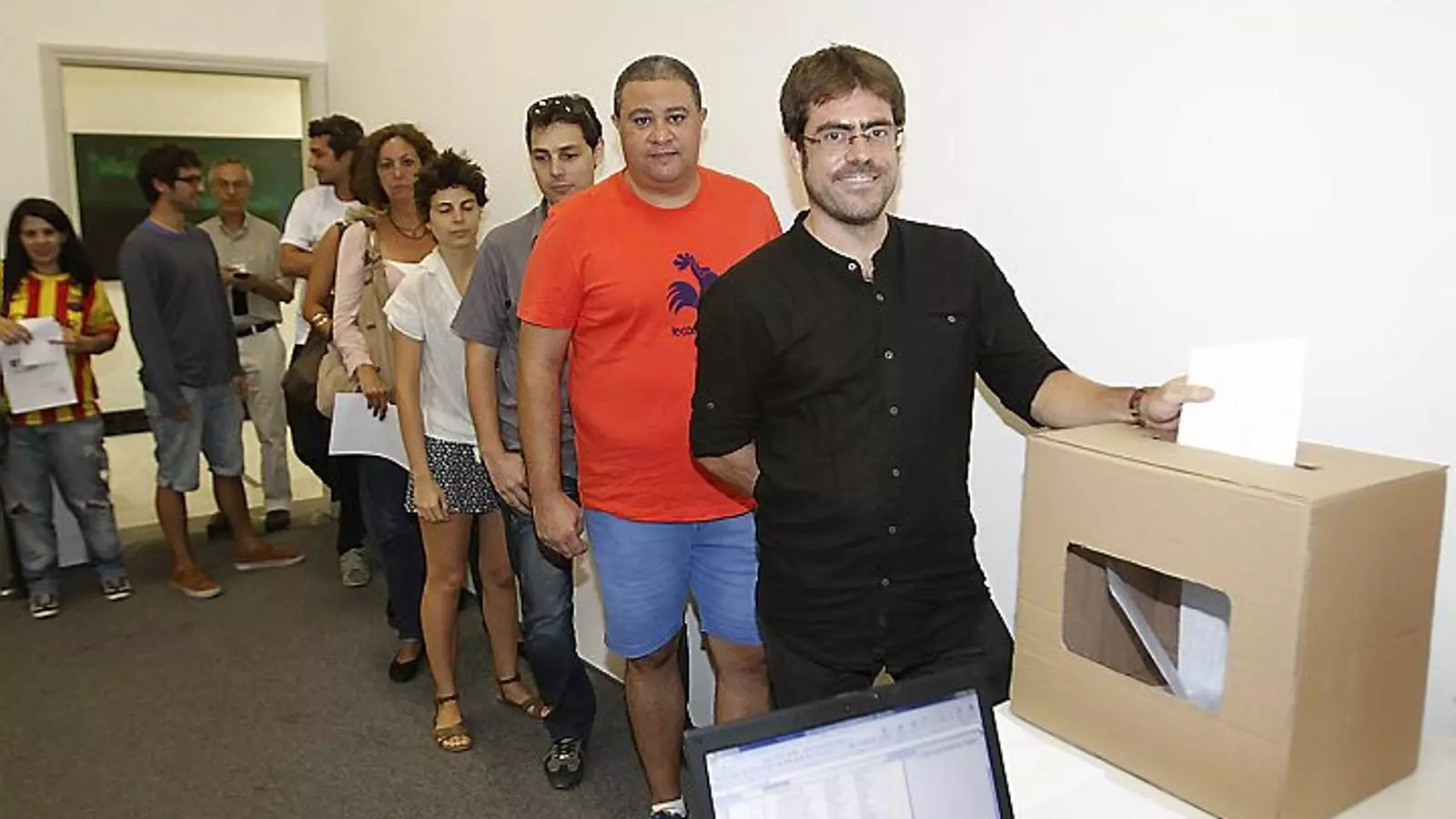 L’historiador Zeus Moreno va fer nou hores d’autocar per votar.