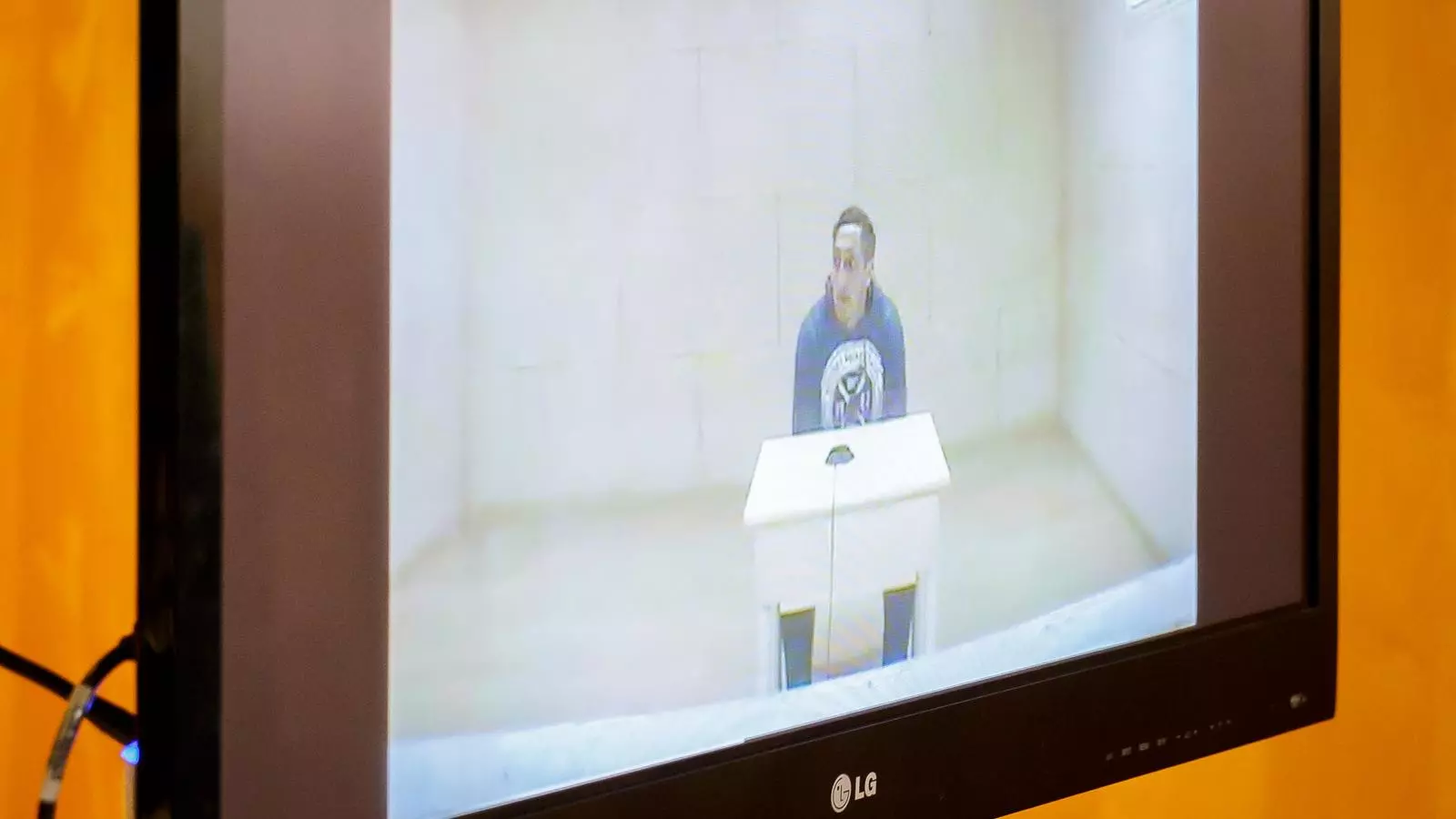 Driss Oukabir moments abans de començar la seva declaració per videoconferència