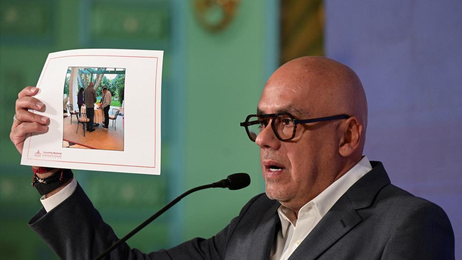 The president of the National Assembly of Venezuela, Jorge Rodríguez, holds a photograph showing opposition leader Edmundo González looking at the papers he was forced to sign, accepting a ruling from the country's high court that recognized the victory of President Nicolás Maduro