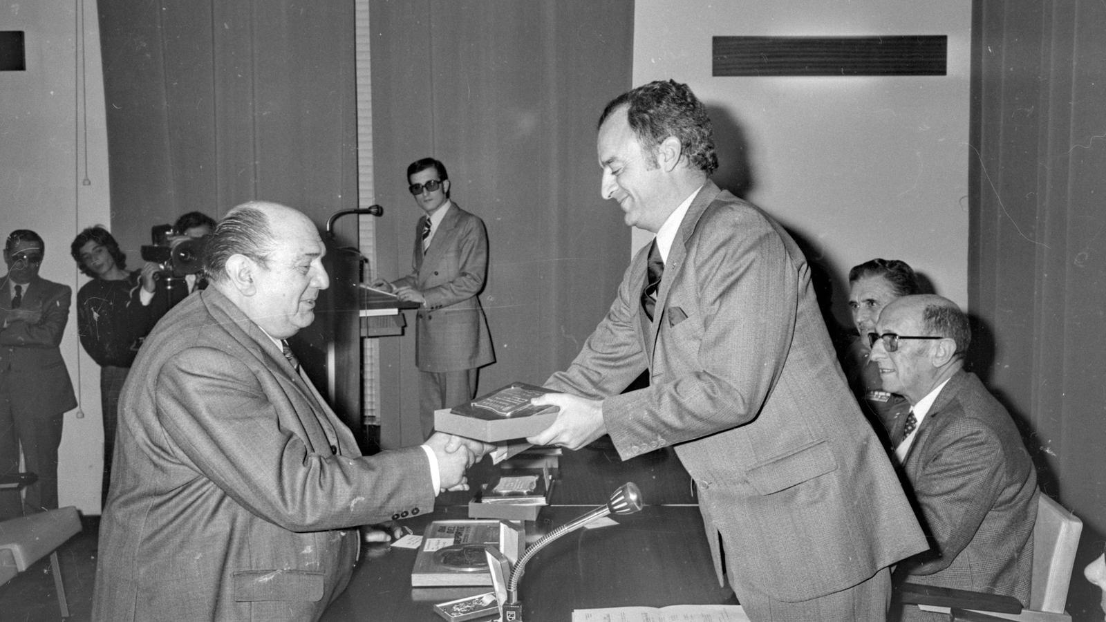 Manuel Bonmatí, editor de Presència, i el governador Victorino Anguera, que li lliura un trofeu el Dia de l'Esport, l'any 1974.