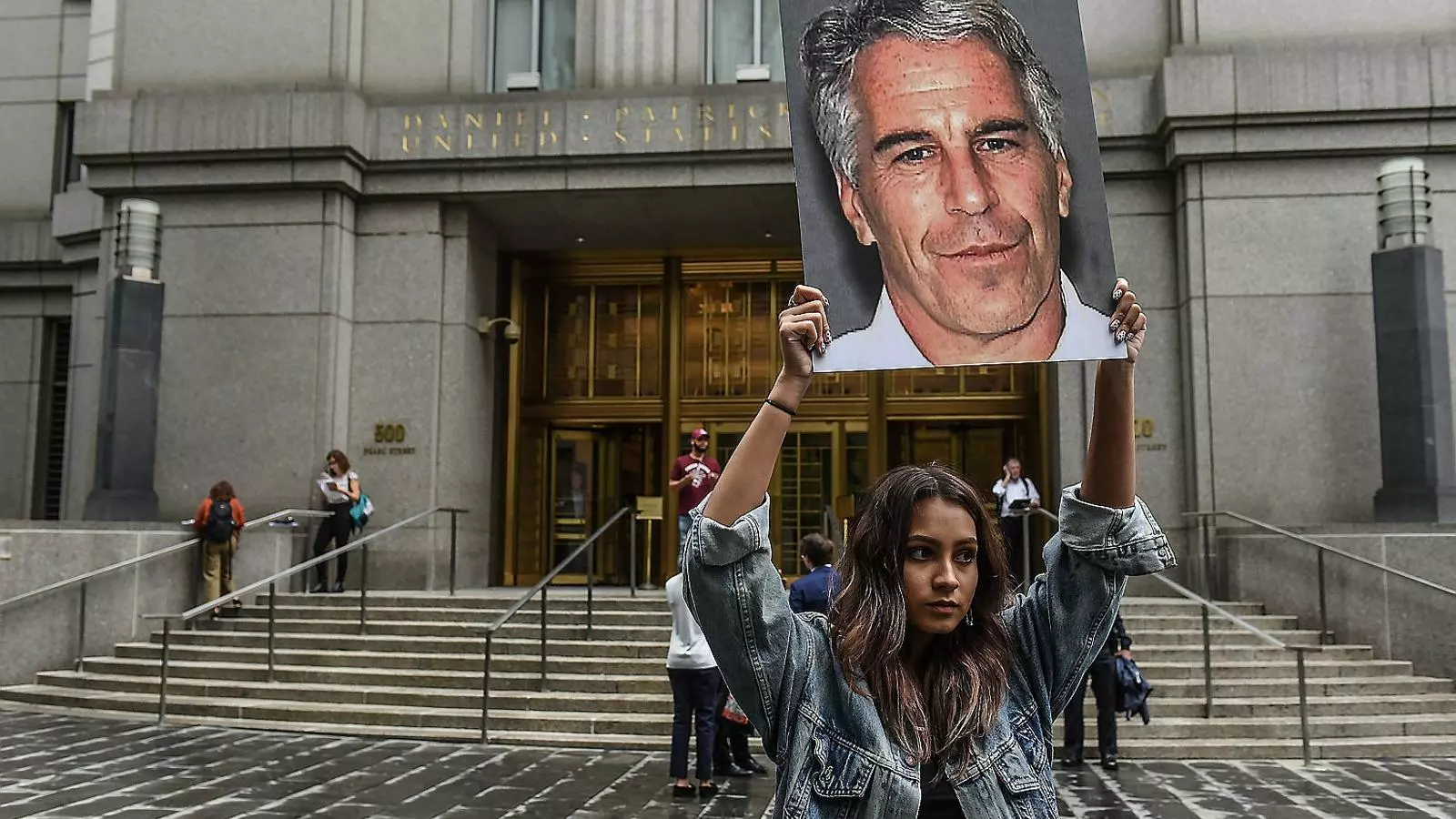 Una jove protesta contra els abusos de Jeffrey Epstein.