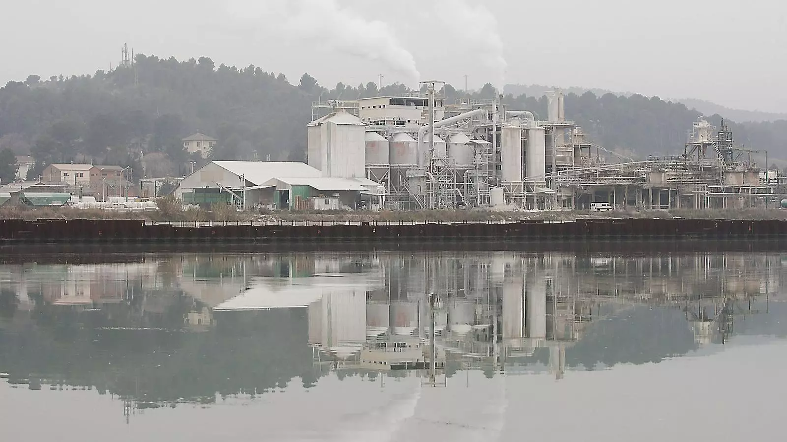 01. La fàbrica química, a tocar de l’Ebre. 02. Enric Cervelló davant la fàbrica. 03. La colònia industrial mig abandonada. 04. El Cafè de Mari és el lloc de trobada dels treballadors d’Ercros a Flix.