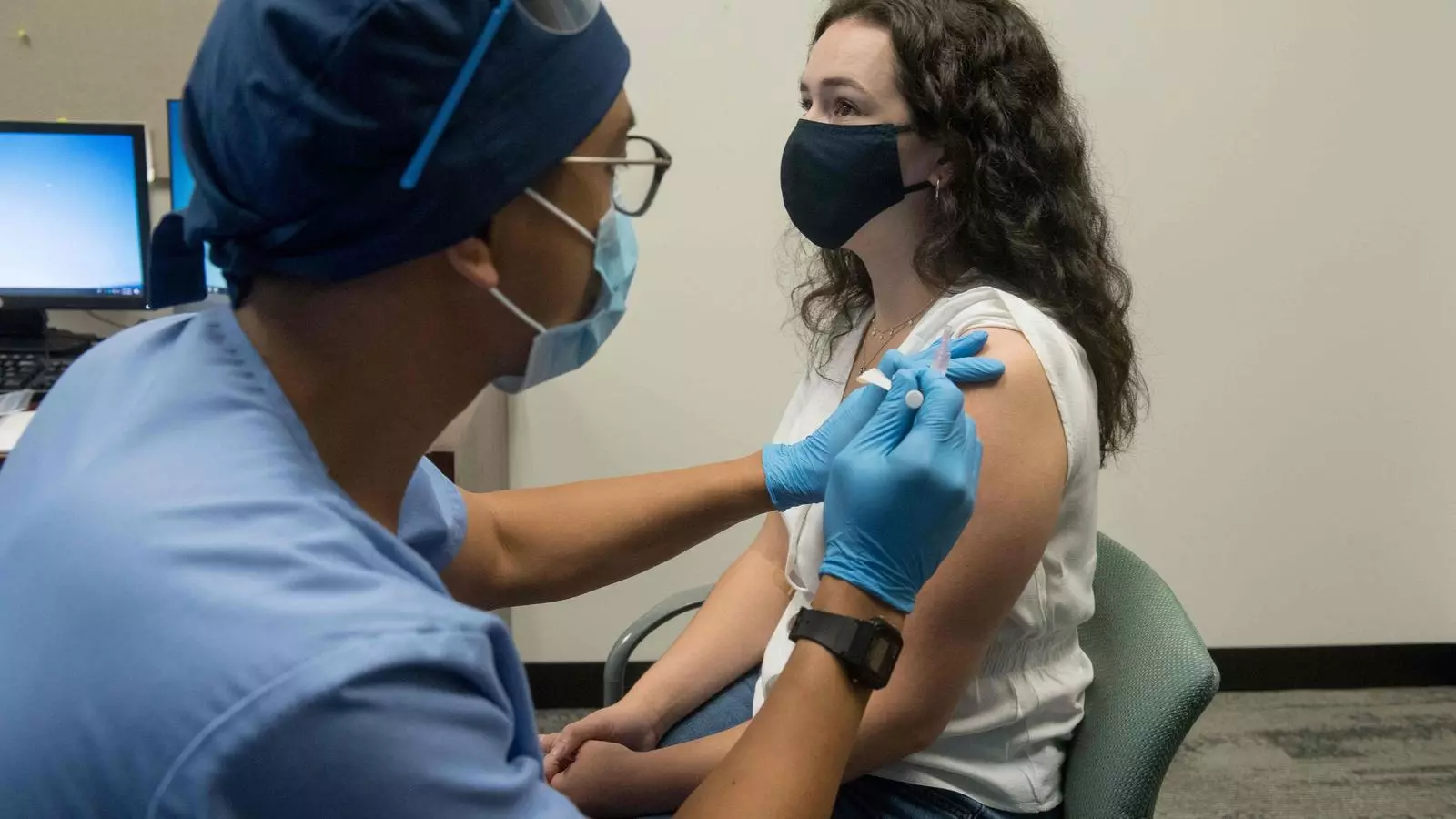 Una voluntaria rep la vacuna Moderna mRNA-1273 a detroit, en una imatge d'arxiu