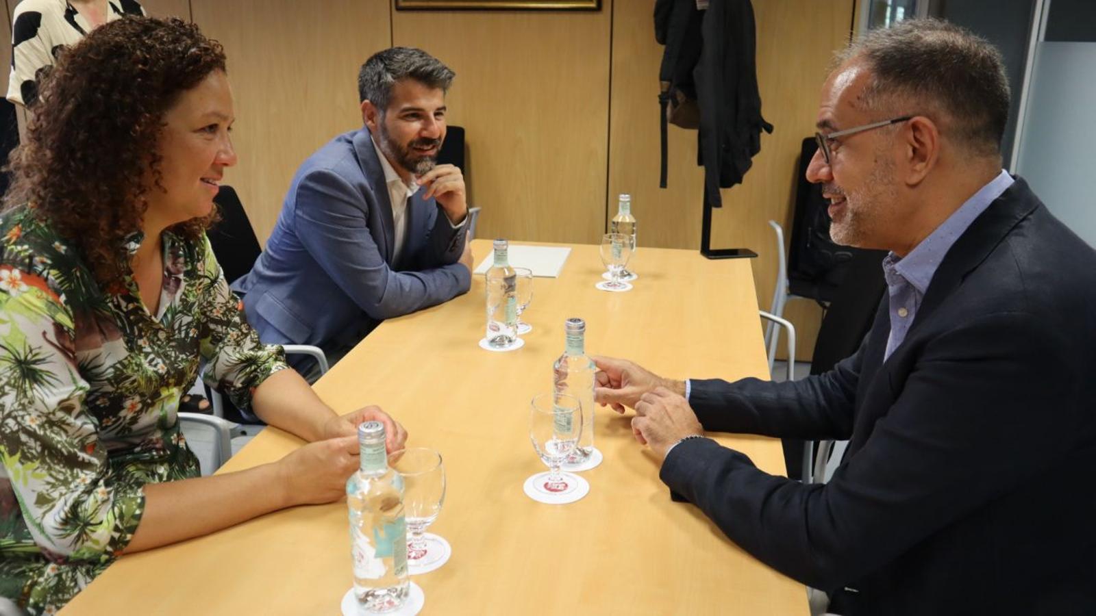 La presidenta del Consell de Mallorca, Catalina Cladera, i el conseller insular de Presidència, Javier de Juan, es reuneixen amb el director de la Fundació Democràcia i Govern Local, Alfredo Galán.