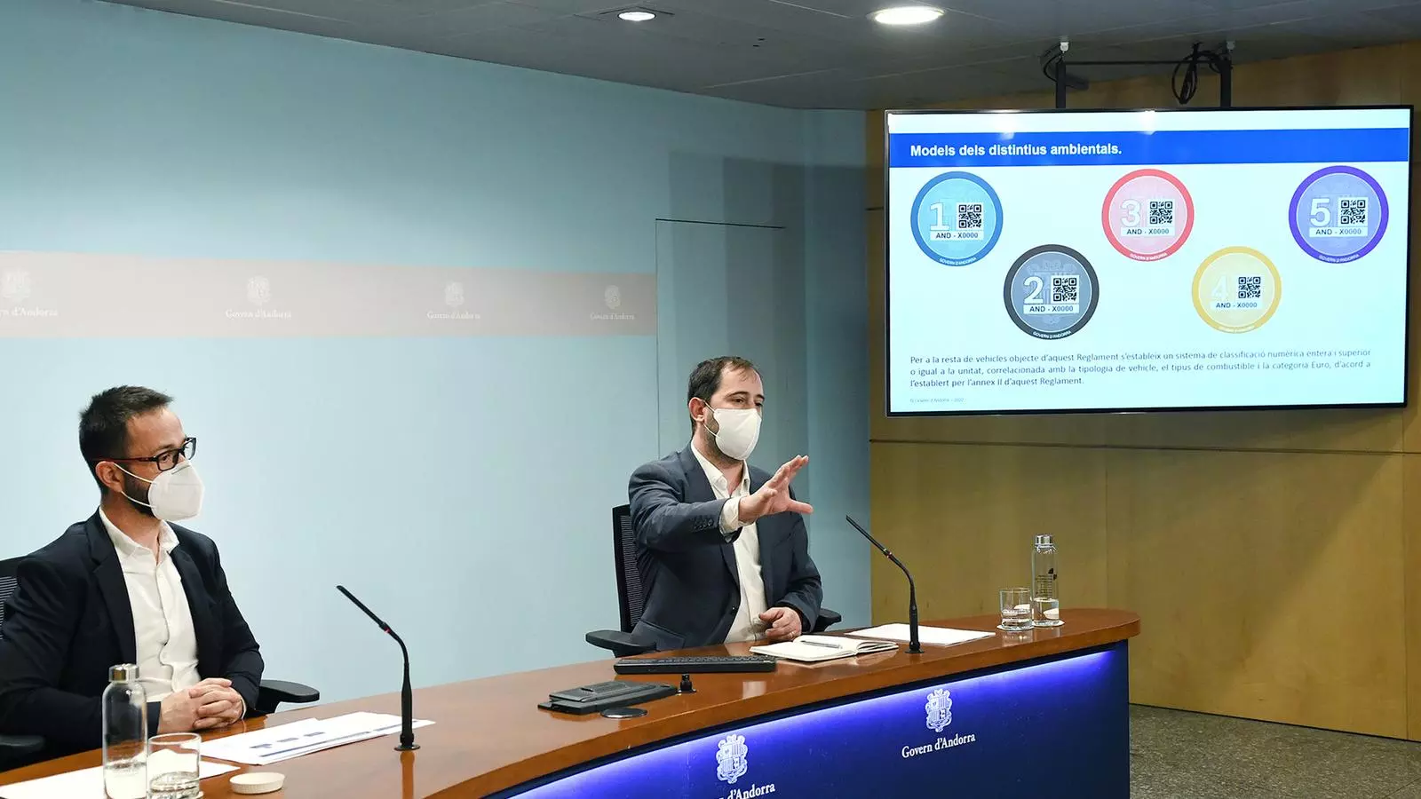 El director de l'Oficina de l'Energia i del Canvi Climàtic, Carles Miquel, i el director del departament d'Empresa, Comerç, Desenvolupament Industrial i Transport, Josep Pujol, durant la presentació.