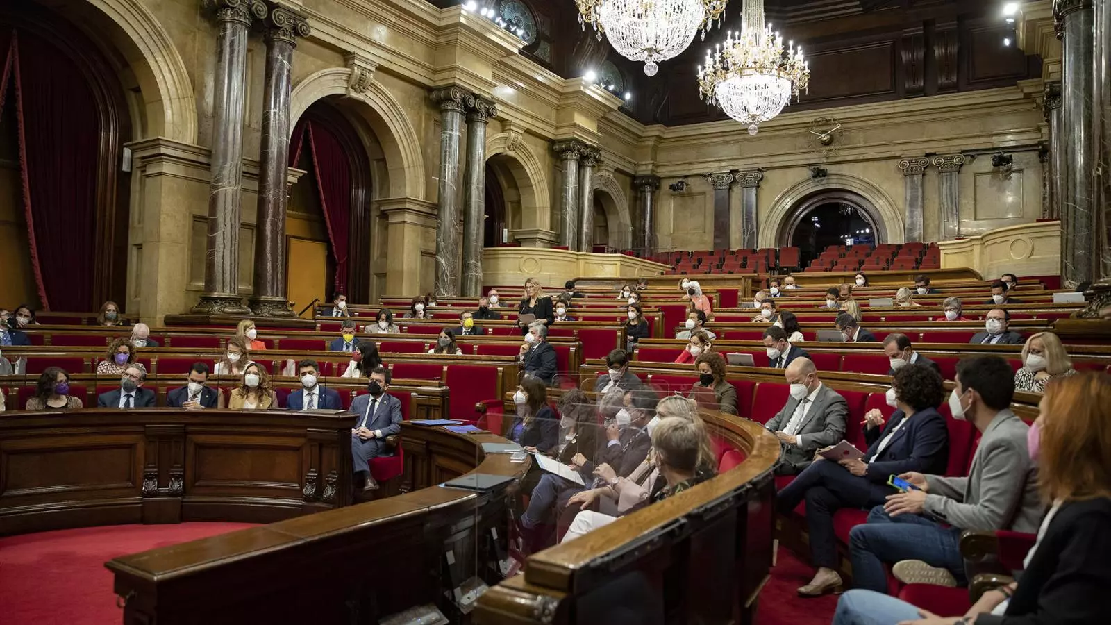 Els diputats d’Esquerra, Junts i el PSC asseguts a l’hemicicle del Parlament.
