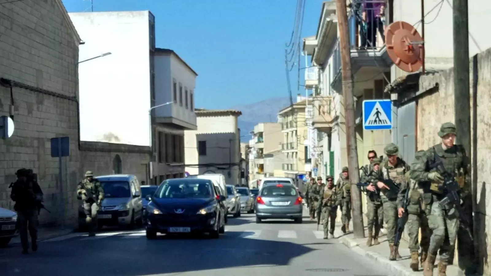 Els militars, armats, fent maniobres pel centre de Muro
