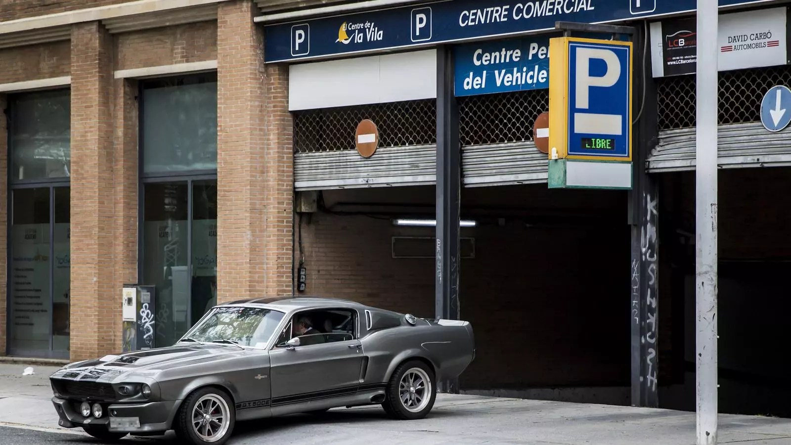 L'amo dels vehicles de luxe retirava aquest dimarts un Ford Mustang de l'aparcament