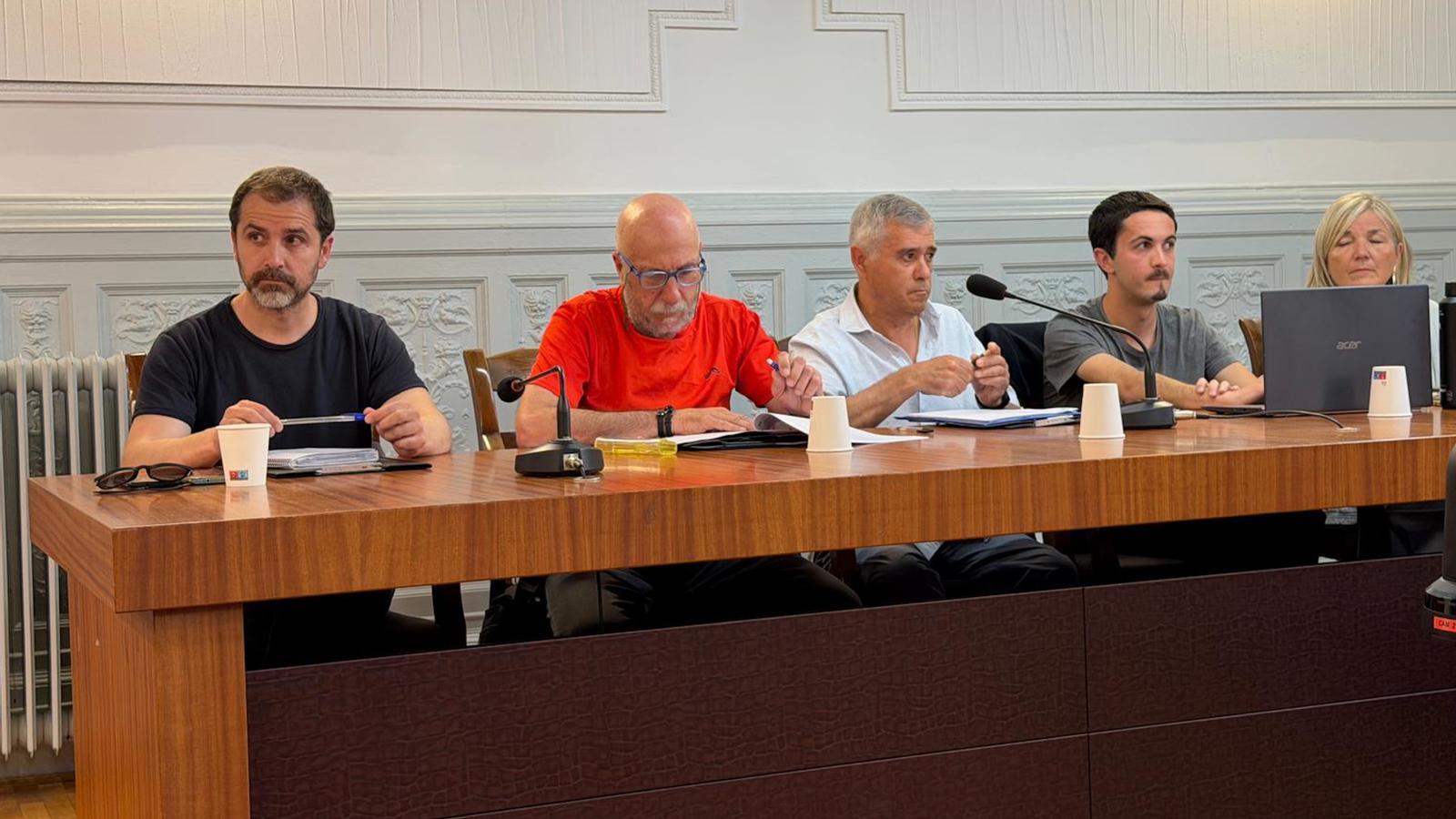 Los dos nuevos concejales del PSC en Ripoll, Paco Morillo y Jorge Iglesias, en el pleno municipal de este martes.