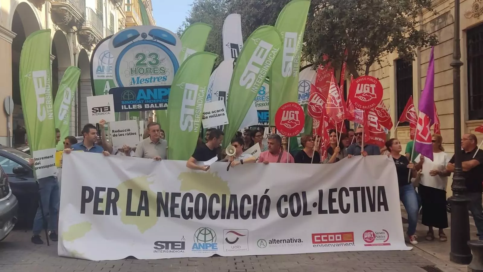 Prop de 200 docents deixen palesa la seva indignació contra la LOMLOE a les portes del Parlament
