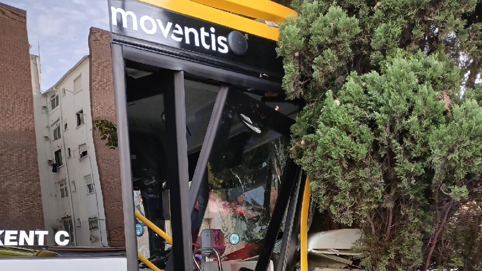 Five injured in a bus accident in Cerdanyola del Vallès