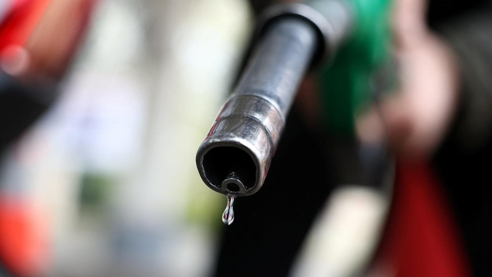 Surtidor de gasolina en una gasolinera.