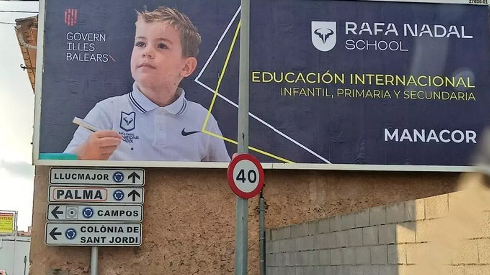 La publicitat d'escola de Rafa Nadal amb el logotip del Govern.