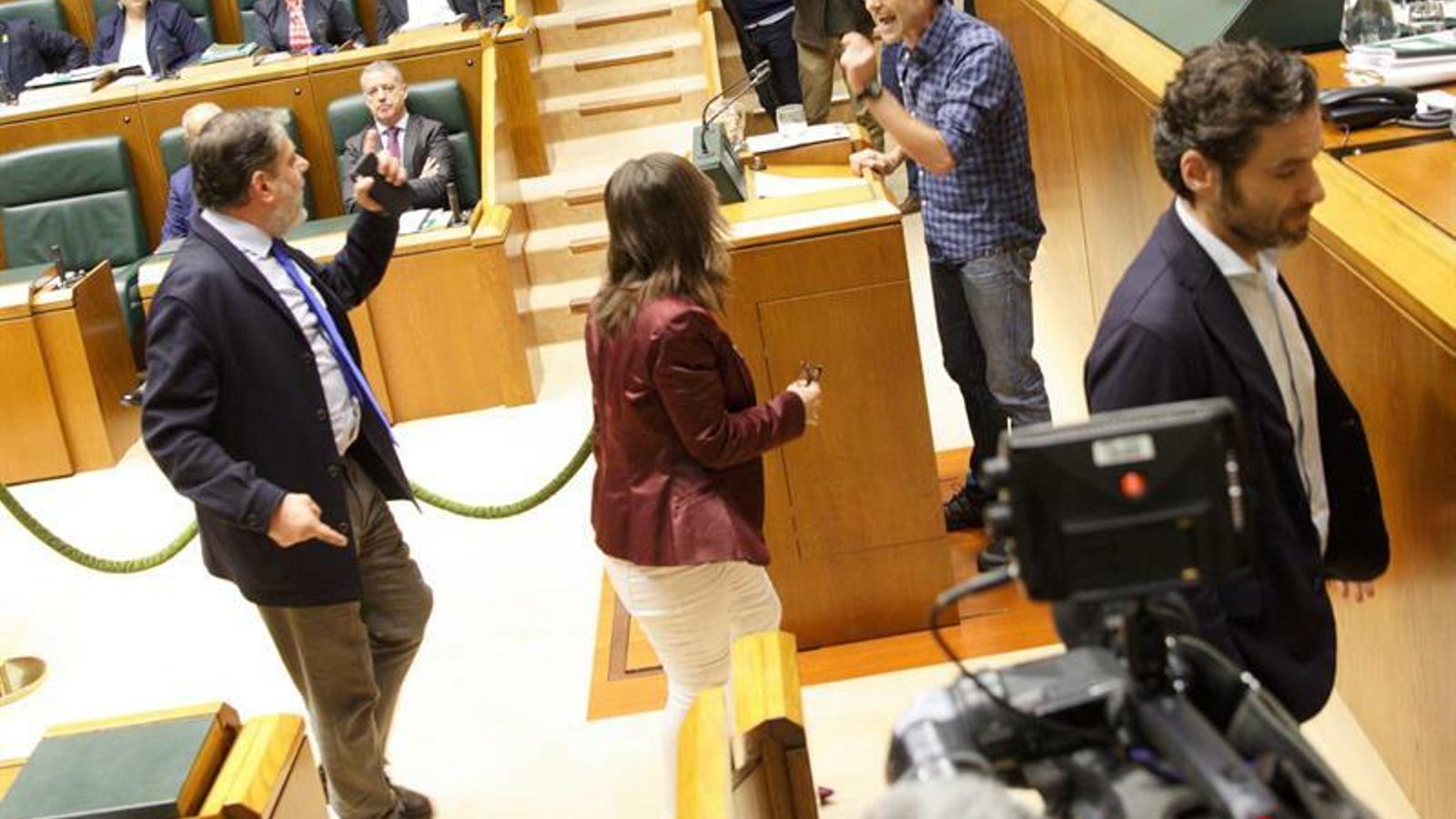 Moment de la intervenció del diputat d'EH Bildu Julen Arzuaga al parlament basc