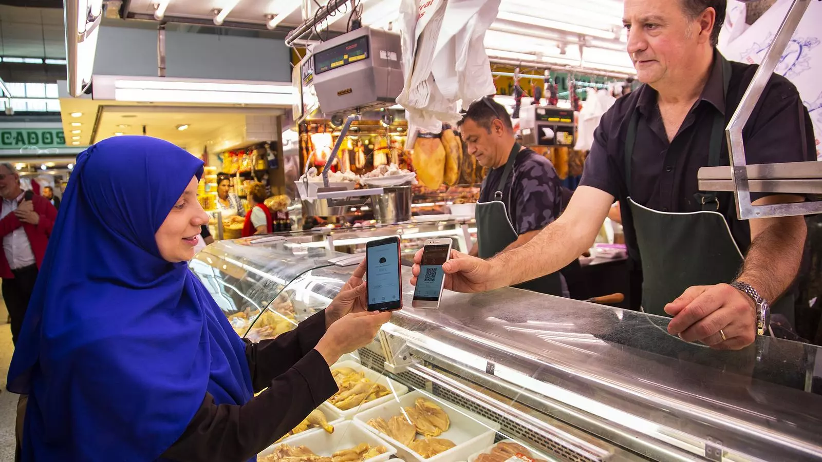 La Soumia compra amb recs a la parada del Javier Miravitlles al mercat del Besòs