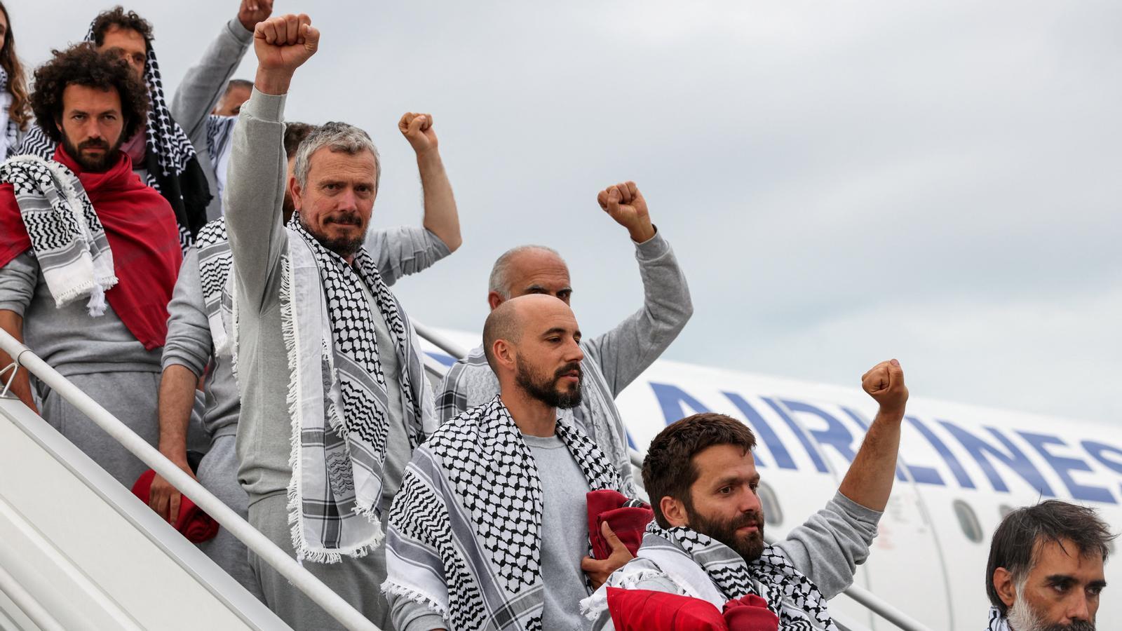Activistas de la Flotilla Global Sumud llegan al aeropuerto de Estambul, en Turquía, después de ser deportados por Israel.