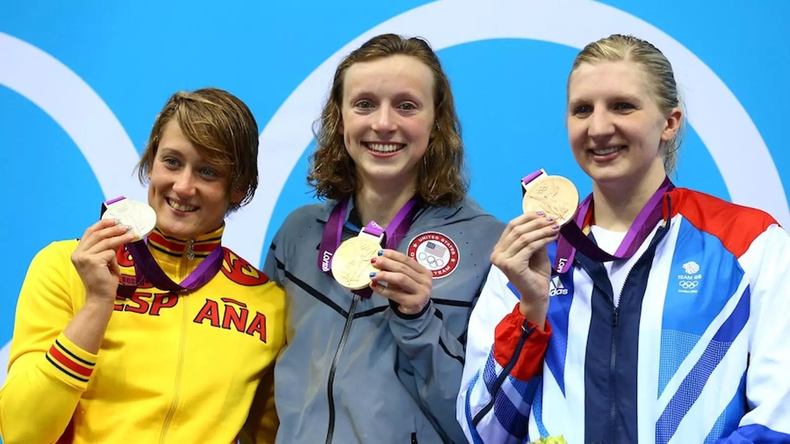 Mireia Belmonte, a l'esquerra amb la medalla de plata