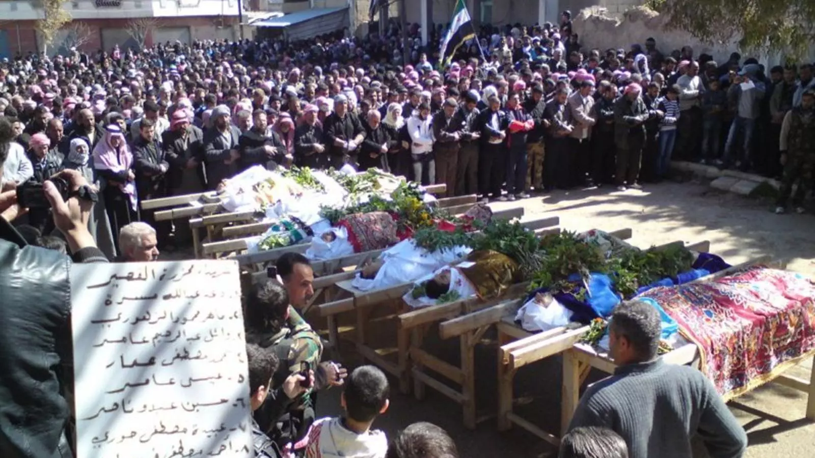 Funeral multitudinari de morts en bombardejos del règim d'Al-Assad / REUTERS