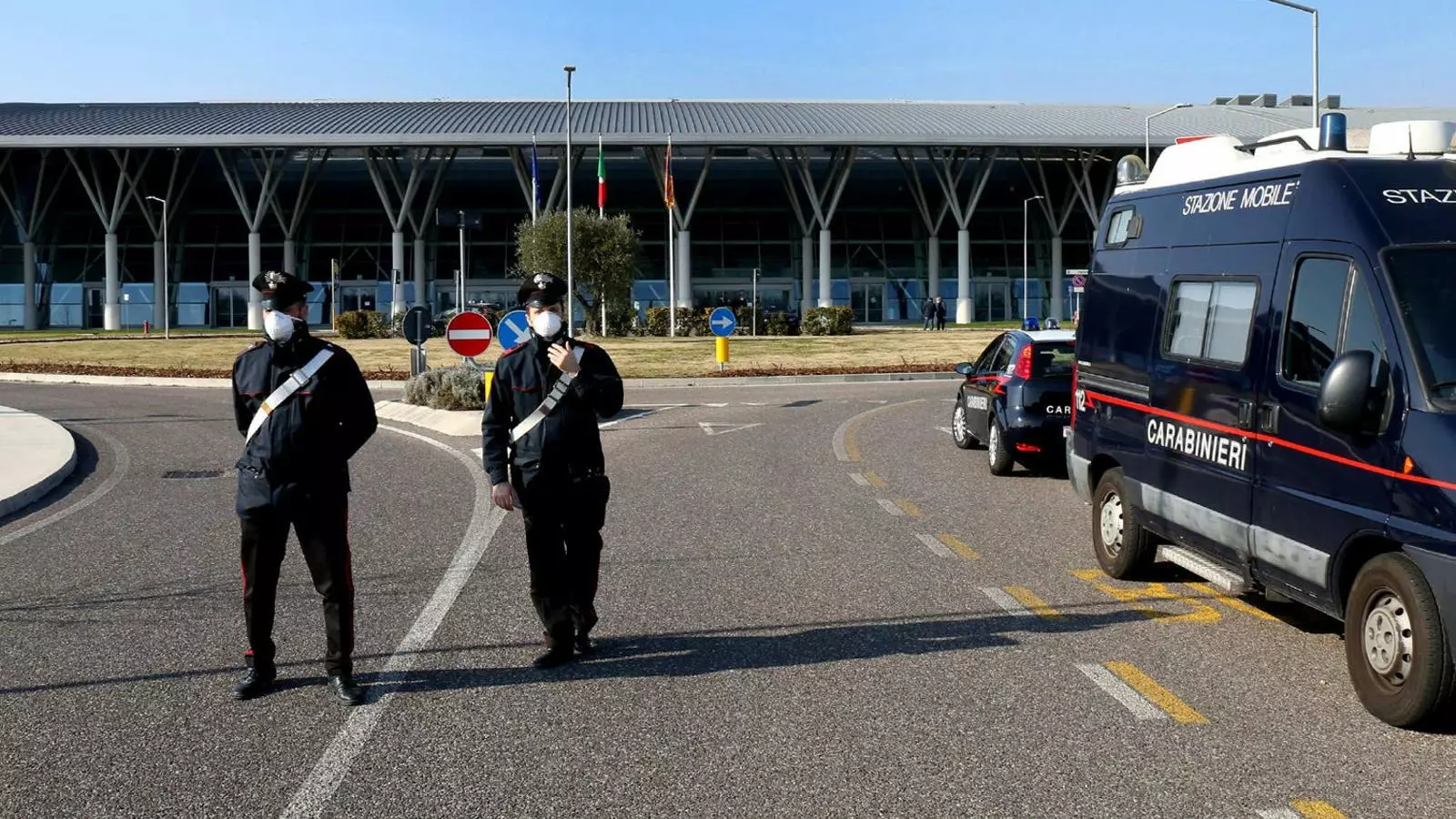 La policia fent guàrdia en un hospital de Pàdua on es van detectar casos de coronavirus.