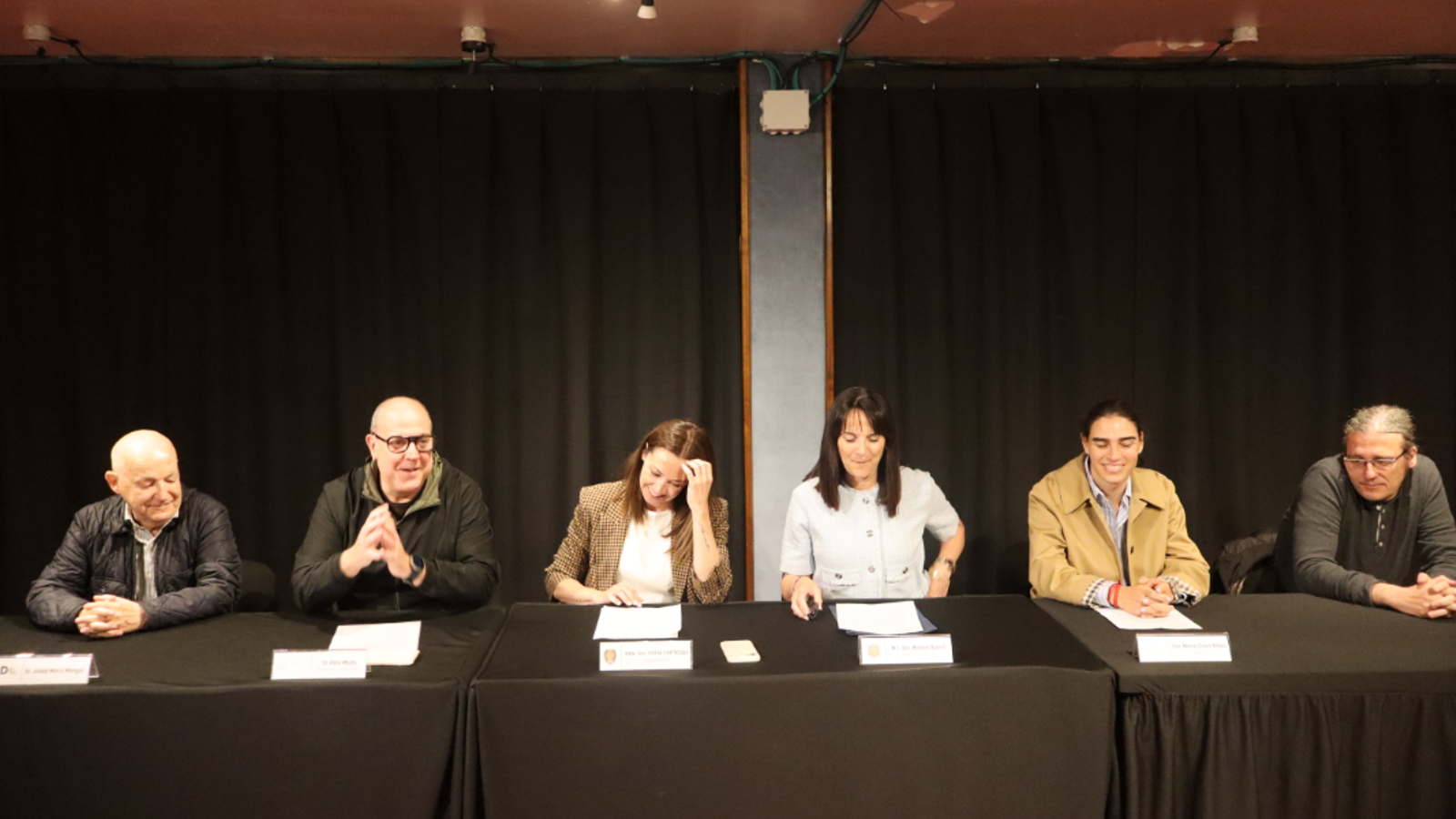 El representant dels Amics del Disseny d’Andorra, Josep Maria Mangot, el comissari i organitzador del projecte, Pere Moles, la cònsol menor de Sant Julià de Lòria, Sofia Cortesao, la ministra de Cultura del Govern d’Andorra, Mònica Bonell, la representant de Reig Fundació, Maria Creus Ribas, i el president de l’Associació de Professionals de la Comunicació d’Andorra (APCA), Marc Segalés.