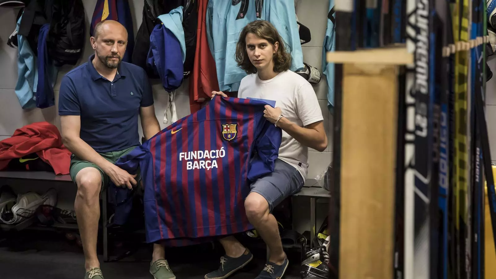 Danilo Didkovsky amb el seu fill Stanislav Didkovsky, entrenador i jugador del Barça Hockey Gel, fotografiats al vestidor de la pista de gel del FC Barcelona