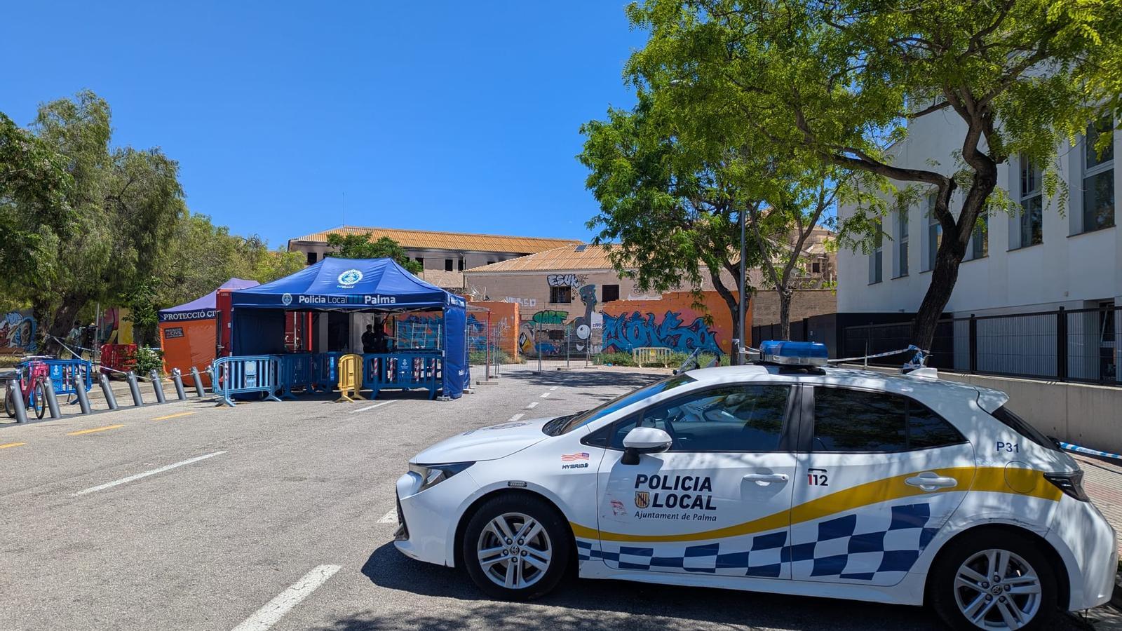 Control policial a l'entrada de l'antiga presó de Palma.