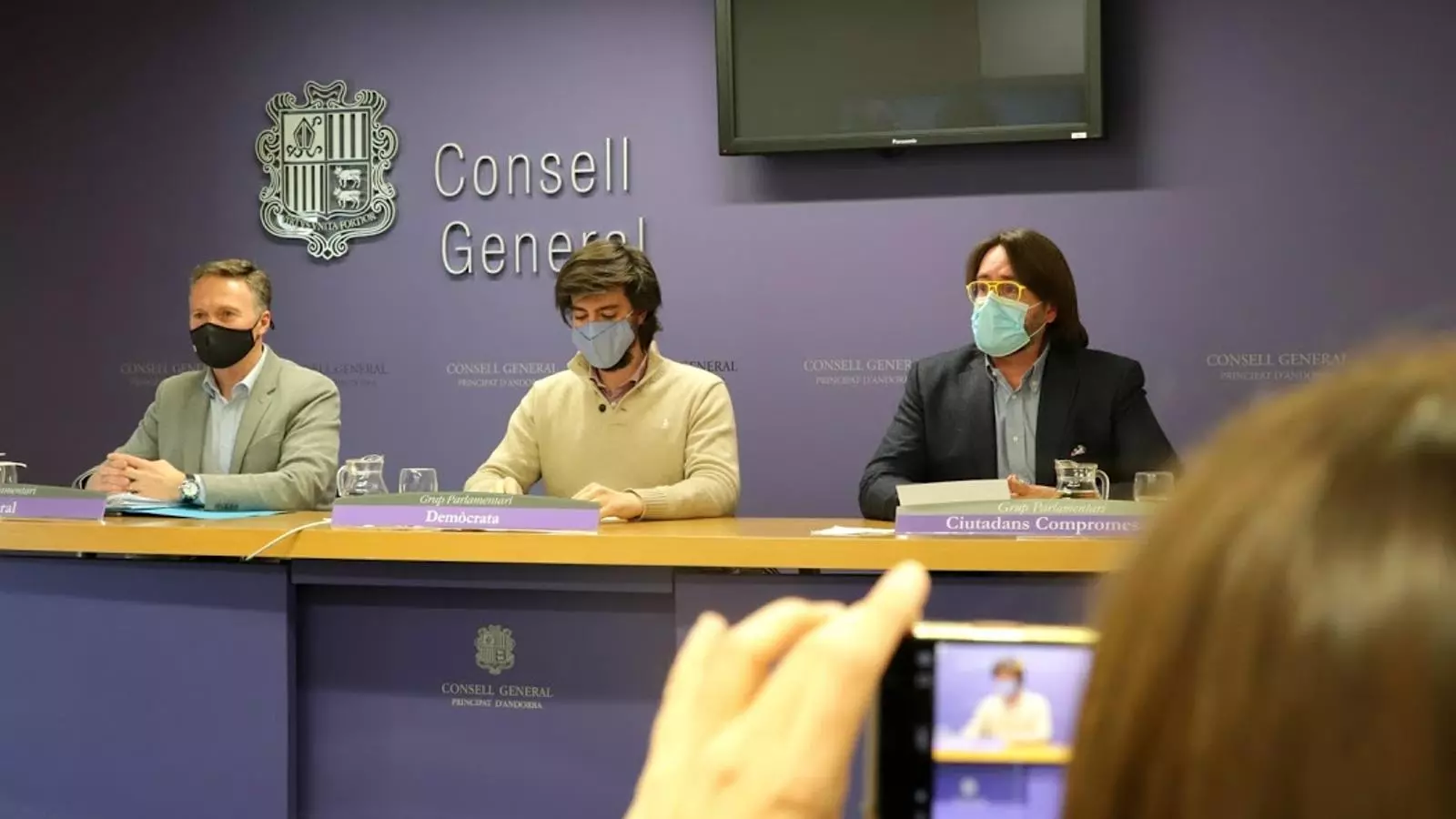 ls presidents dels grups de la coalició, Carles Enseñat (Demòcrates), Ferran Costa (Liberals) i Carles Naudi d’Areny-Plandolit (Ciutadans Compromesos)