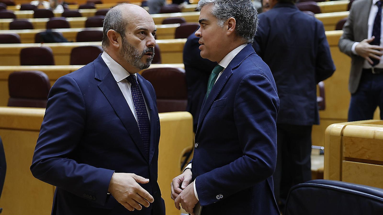 The president of the Senate, Pedro Rollán, conversing with the popular senator Vicente Azpitarte.