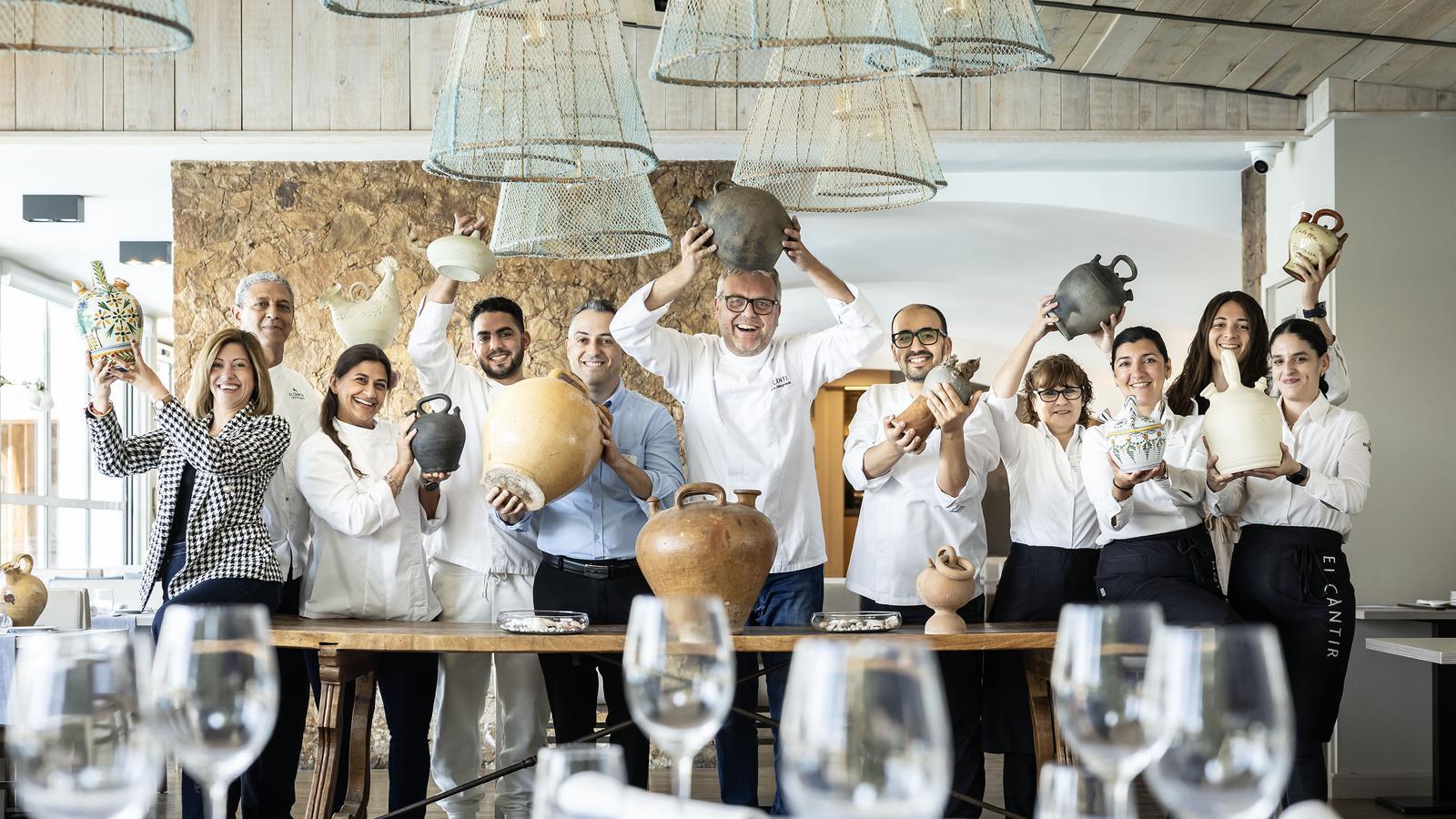 El equipo del restauranteCàntir en una de las salas