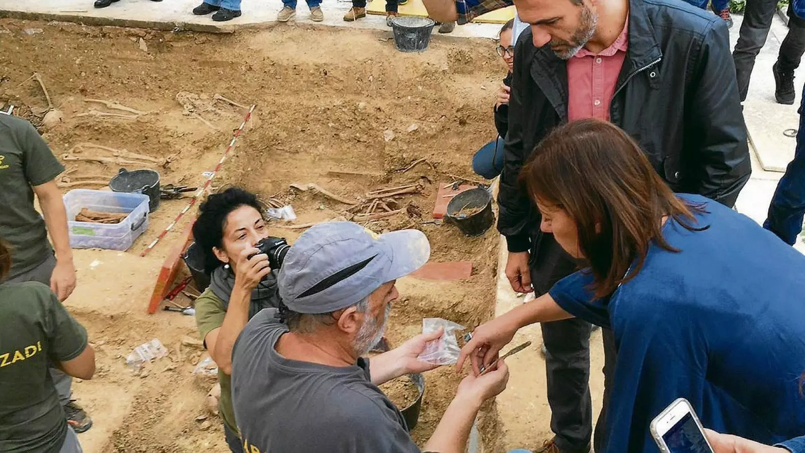 A PEU D’EXCAVACIÓ
Etxebarria mostra a Armengol objectes trobats a la fossa.