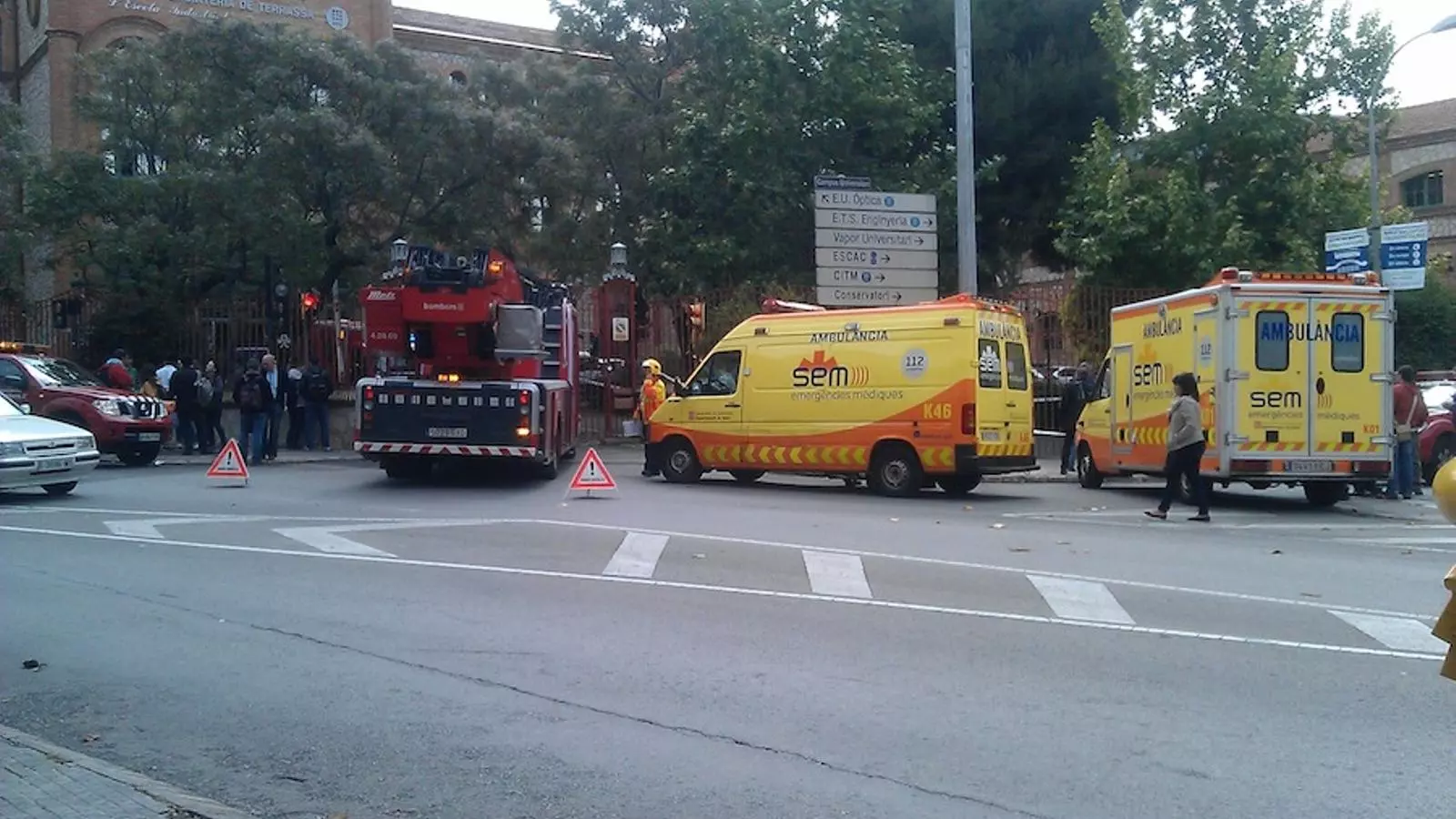 Diverses dotacions dels bombers i d'ambulàncies del SEM han evacuat 1000 persones de l'escola d'enginyeria de Terrassa per una fuita