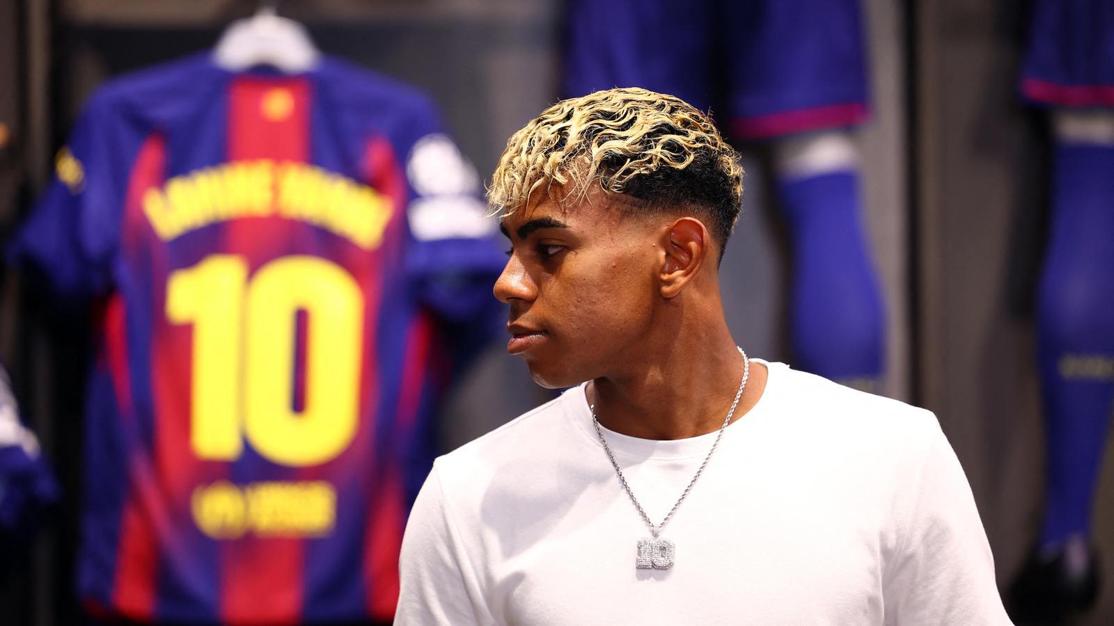 Barça forward Lamine Yamal moments before signing his contract extension with the club until 2031.