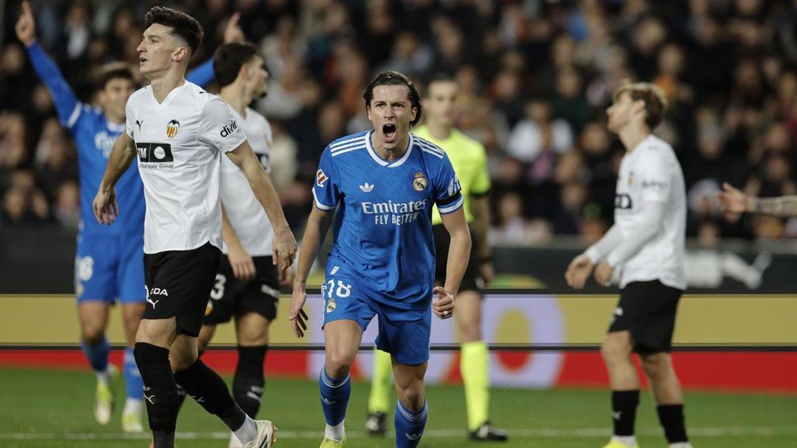 Álvaro Carreras, celebrando su gol del Madrid en Mestalla