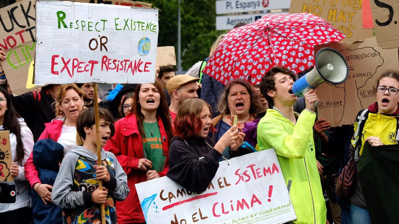 Els estudiants han anat de plaça Universitat fins a plaça Sant Jaume sota la pluja