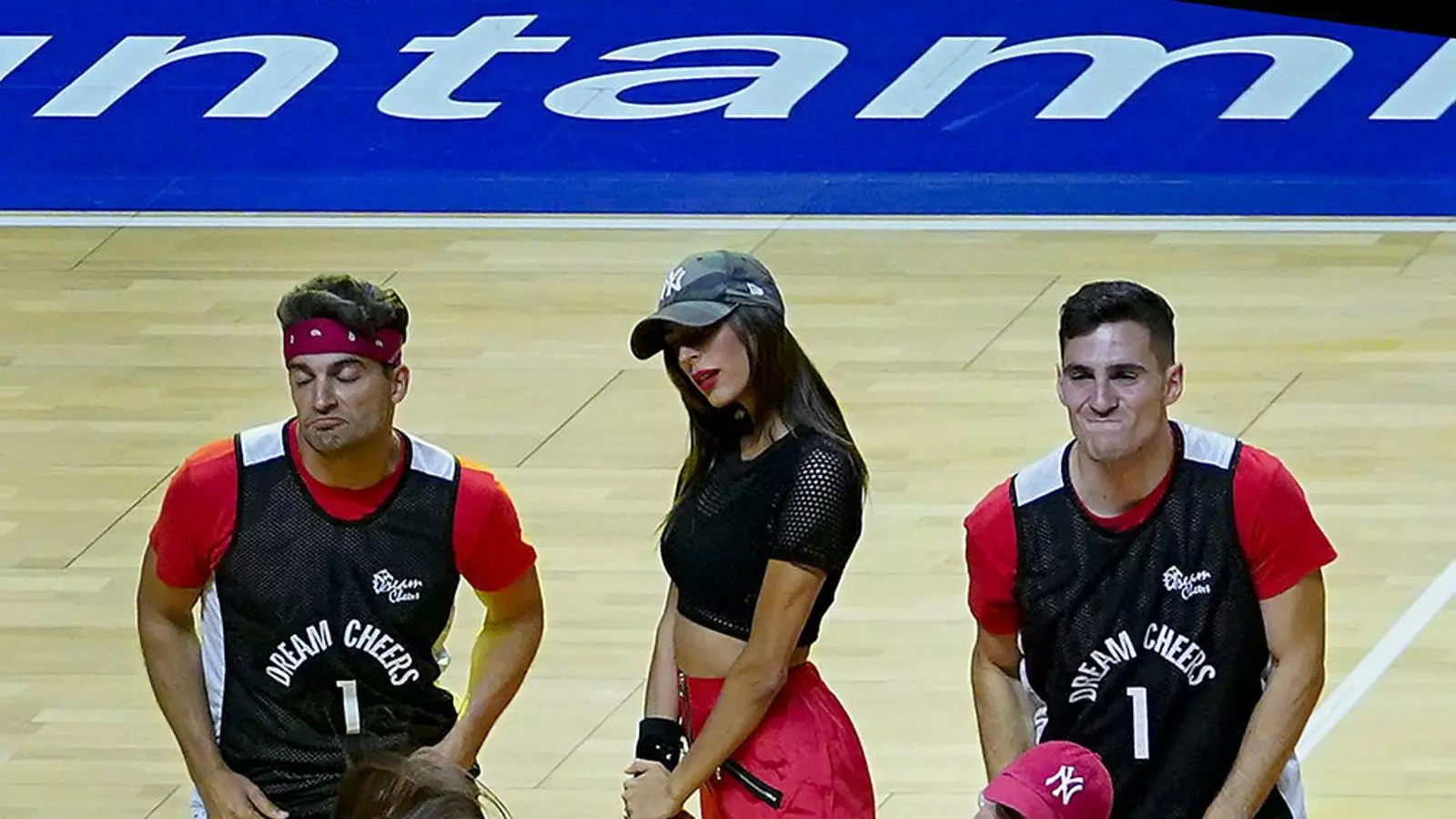 Les Dream Cheers actuant durant un partit de la selecció espanyola per preparar l’última Copa del Món.