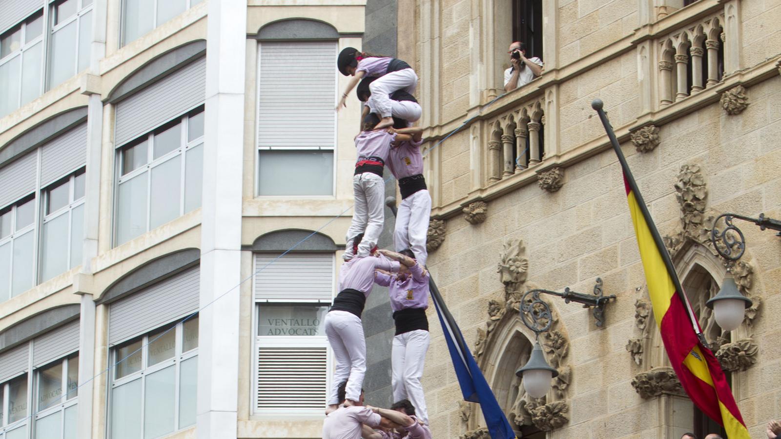 Jornada fructífera Els Minyons de Terrassa van brillar a la cita de la festa major egarenca amb grans castells com la torre de nou amb folre i manilles.