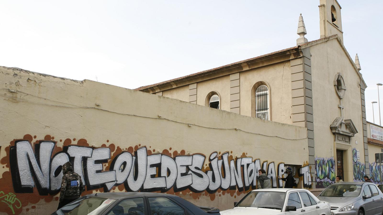 Parroquia de San Carlos Borromeo, en el barrio de Vallecas, decorada con grafitis.