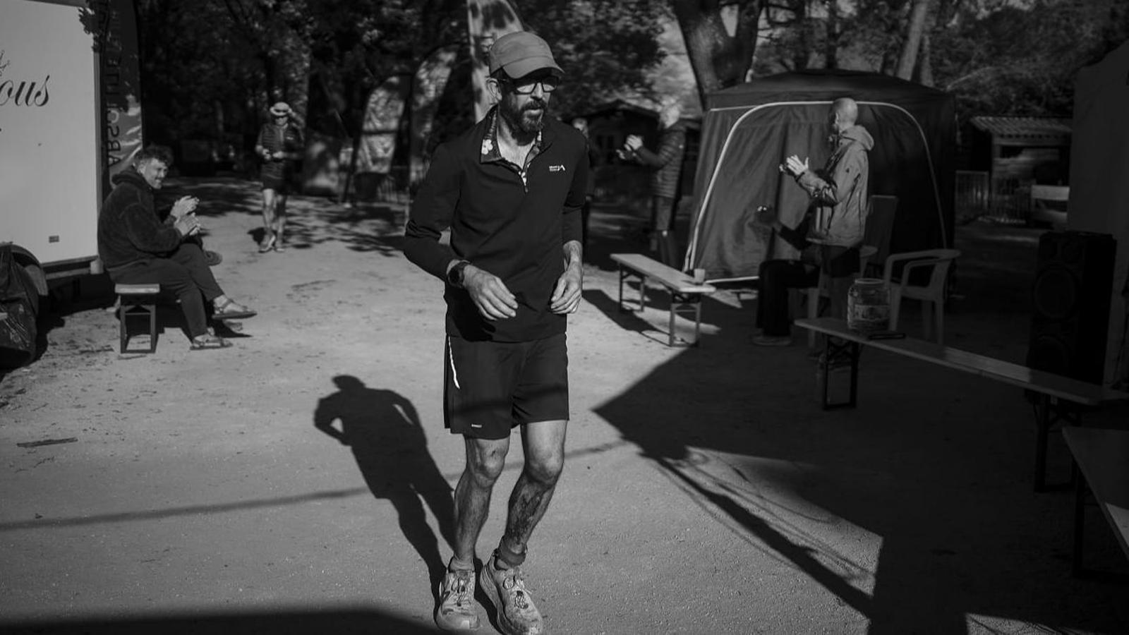Oriol Antolí corriendo mientras otros participantes lo animan.