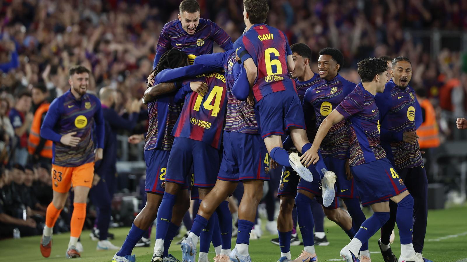 Los jugadores del Barça celebran el primer gol del clásico, obra de Marcus Rashford