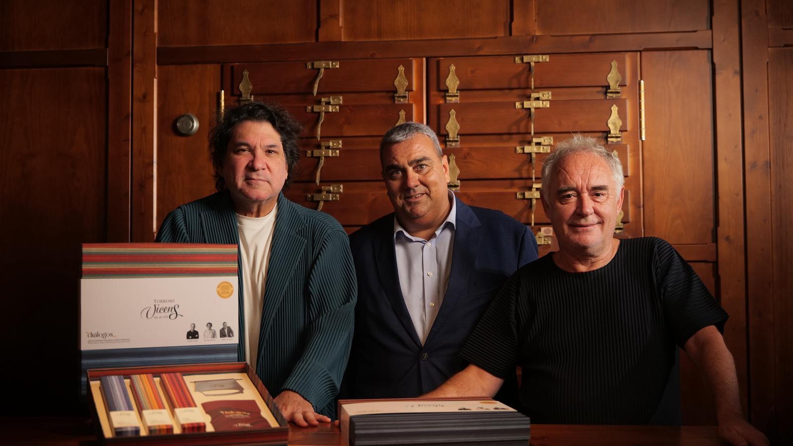Gastón Acurio, Àngel Velasco y Ferran Adrià con la caja Diálogos de Turrones Vicens.