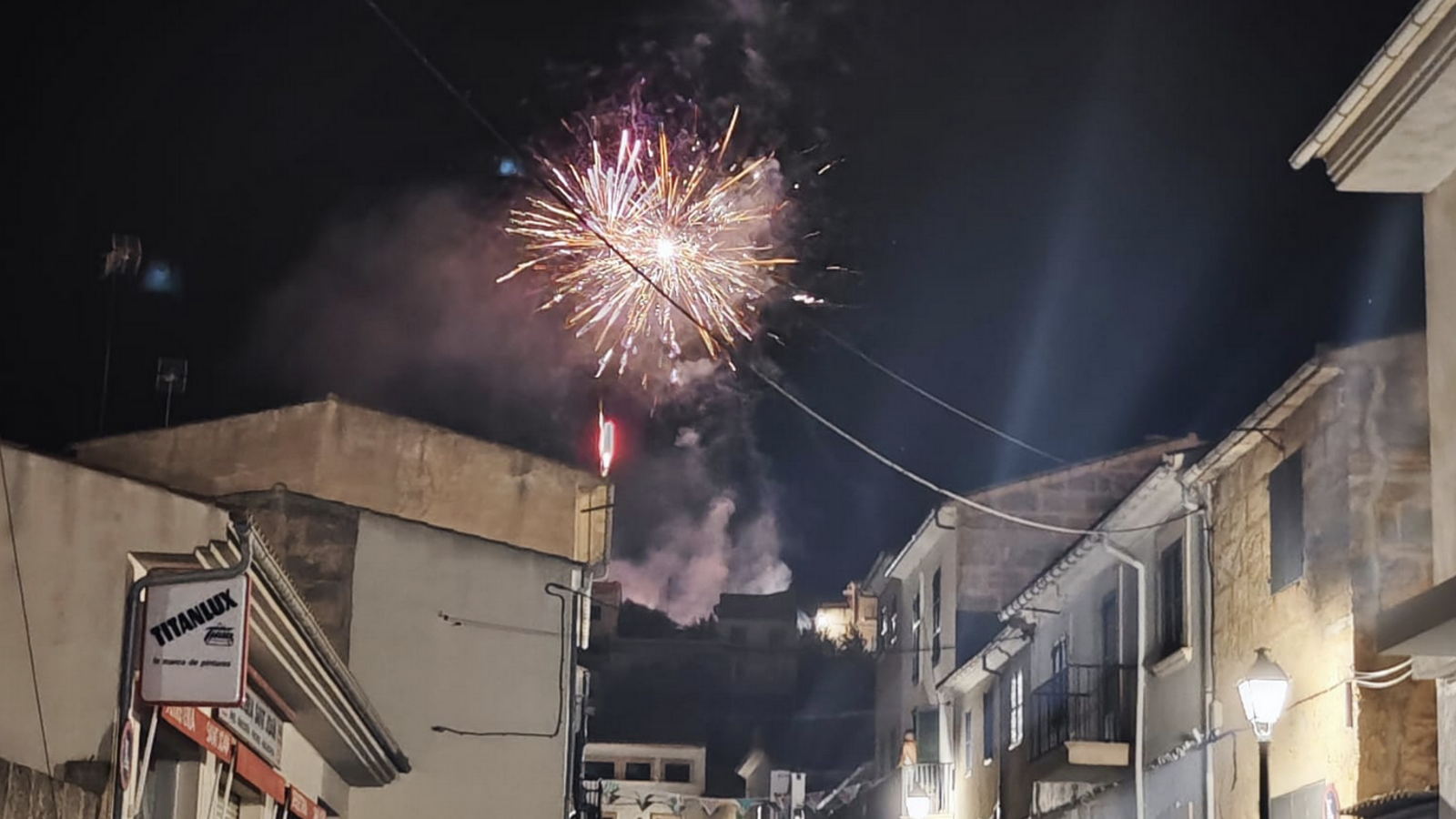 Fuegos que soltaron particulares el año pasado sin autorización.
