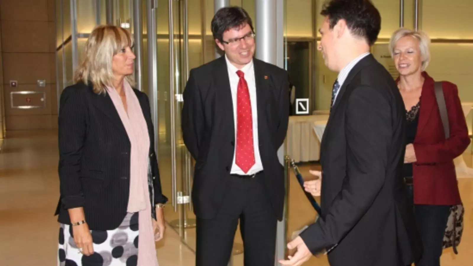 El fins ara delegat de la Generalitat a Alemanya, Martí Estruch, amb l'exviceconsellera d'Afers Exteriors i Cooperació, Roser Clavell, a Berlín