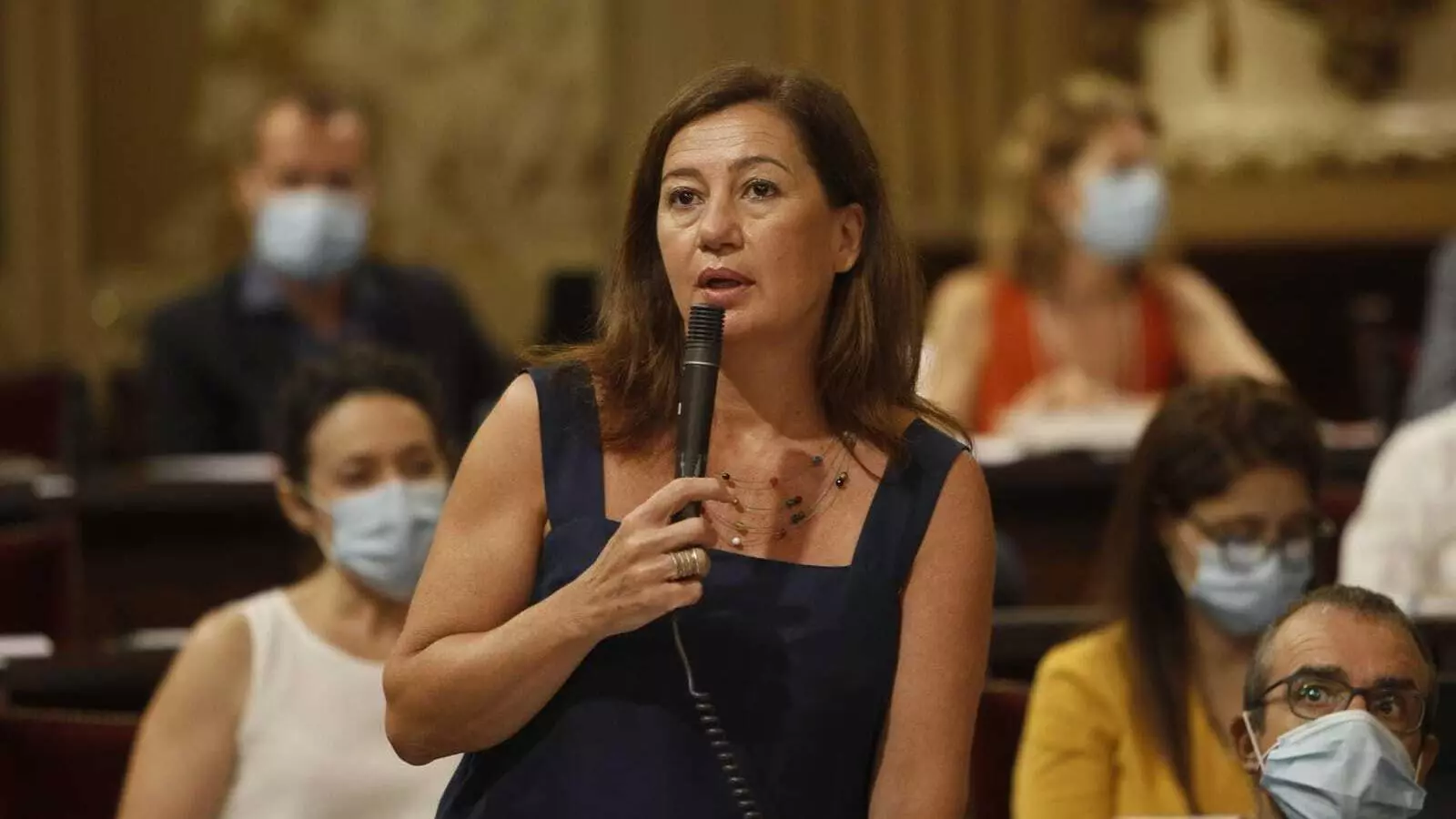 La presidenta del Govern, Francina Armengol, durant la seva intervenció davant del ple del Parlament