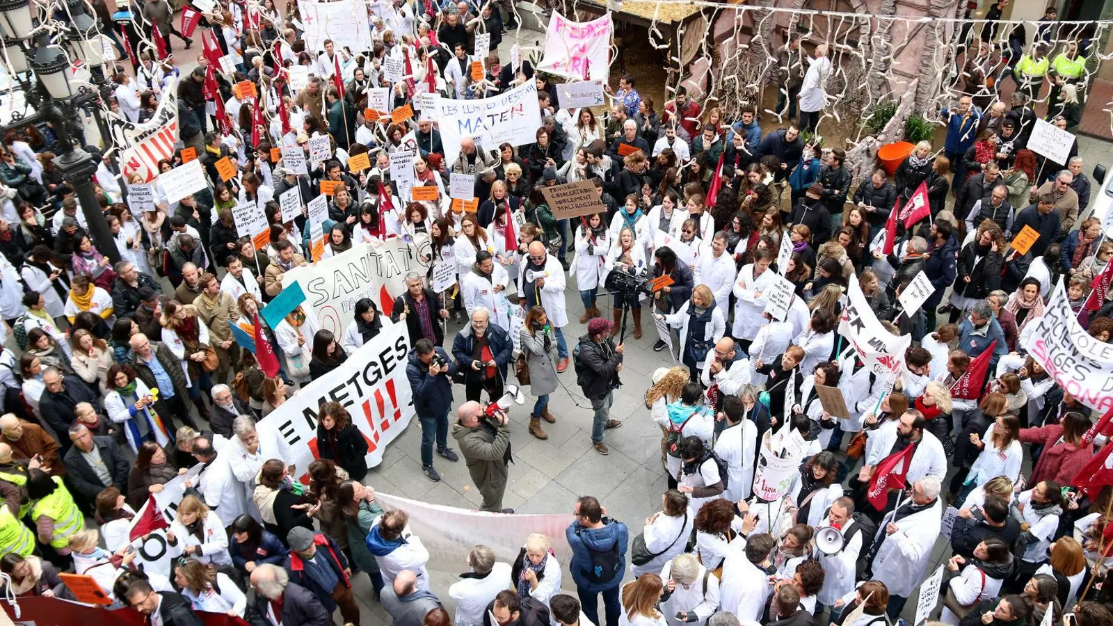 Centenars de metges de la sanitat concertada concentrats a Terrassa, en una imatge d'arxiu.