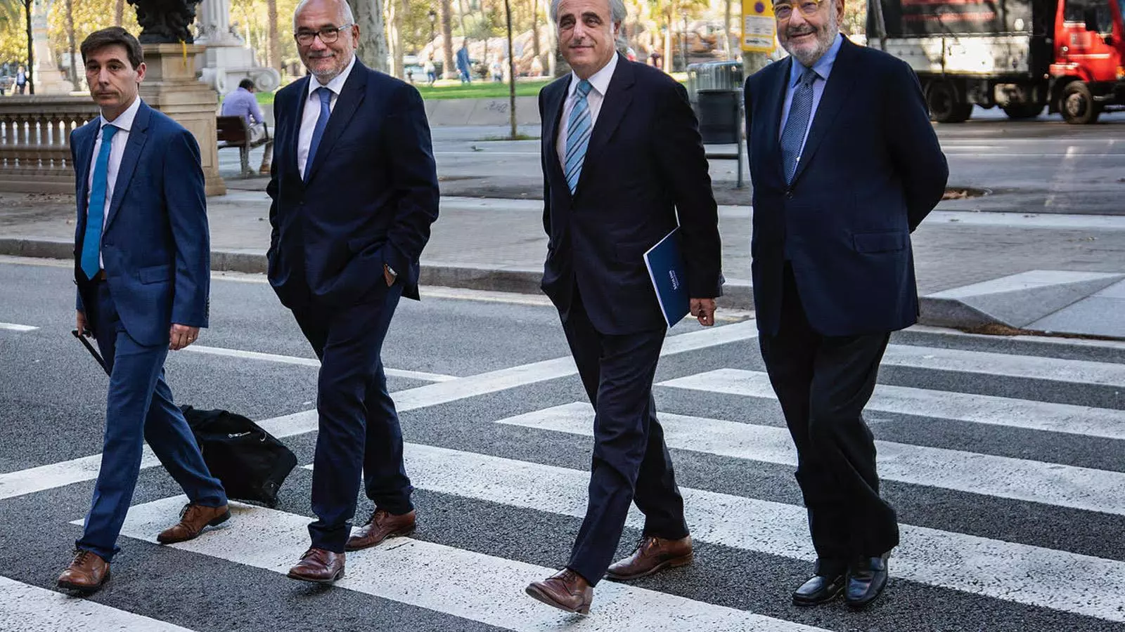 Adolf Todó i Narcís Serra, amb els seus advocats durant el judici.