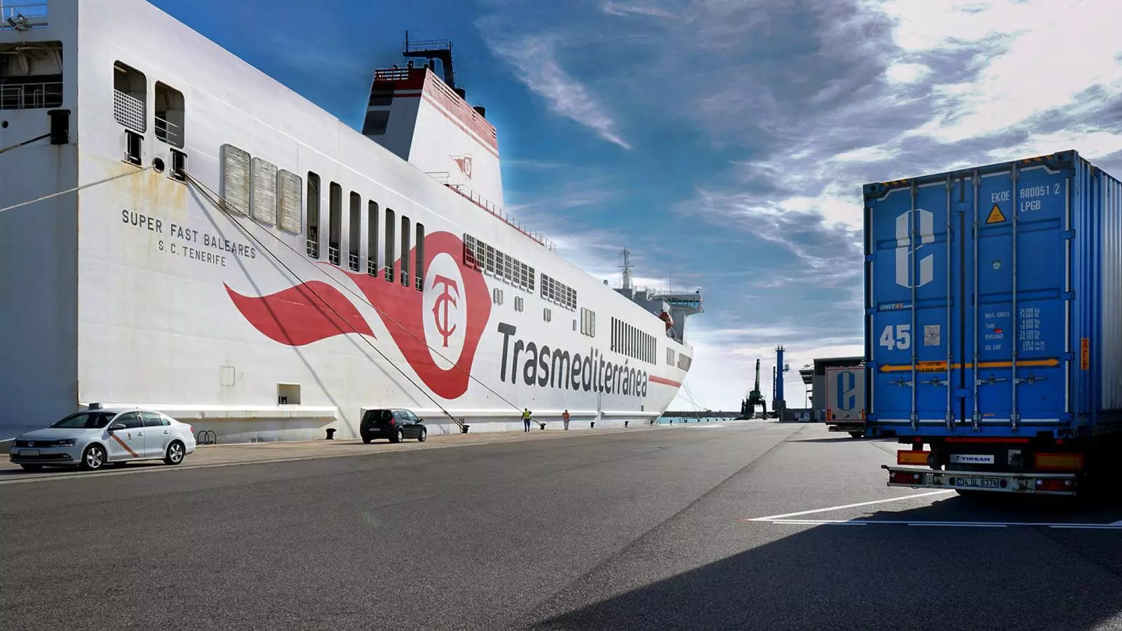 El vaixell Super-Fast Balears carregant.