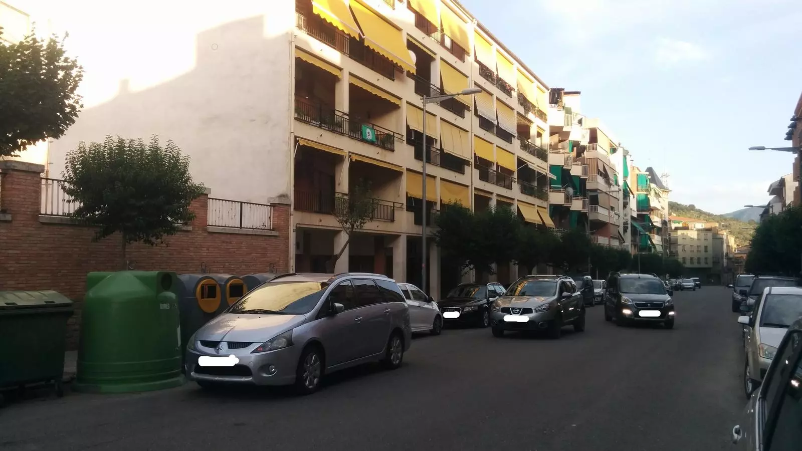 Vehicles mal estacionats a l'avinguda Catalunya. / AJUNTAMENT DE LA POBLA DE SEGUR