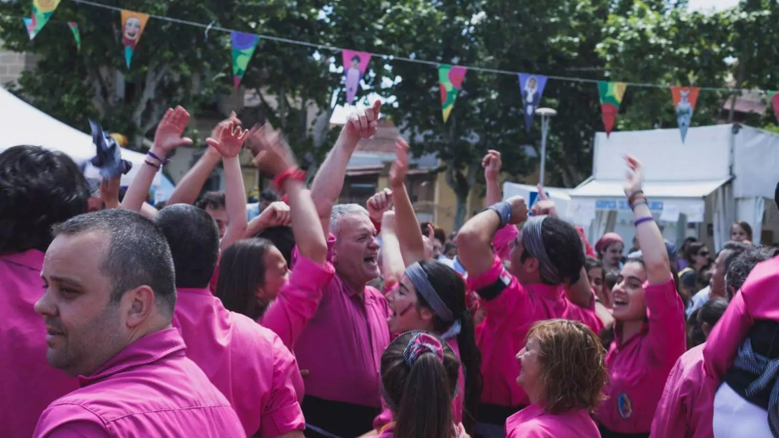 Els Castellers de Sant Feliu celebrant els seus castells a la diada de les roses