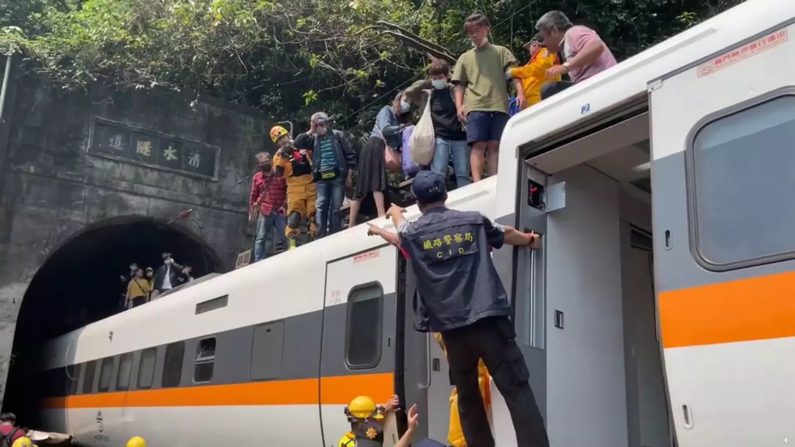 Passatgers a sobre d'un dels vagons del tren accidentat