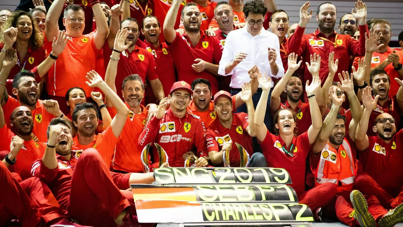 L'equip Ferrari, celebrant el doblet a Singapur